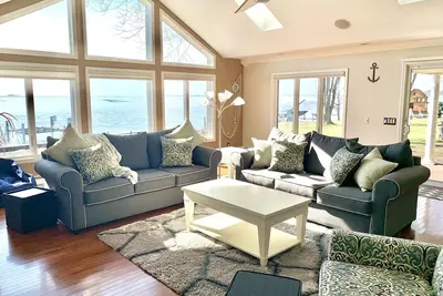 Image de Belle maison sur le lac St Clair!