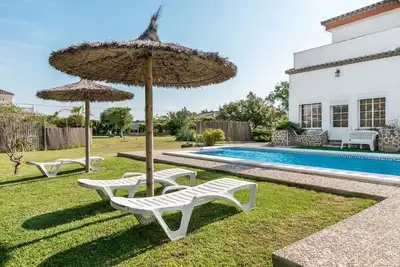 Image de Villa spacieuse avec jardin et piscine - Villa Sol - Familles Seulement