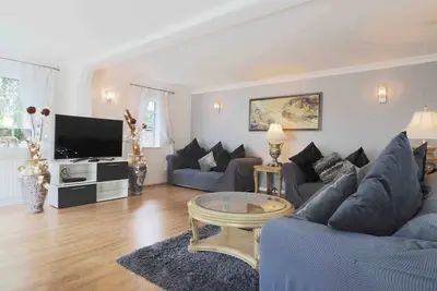 Image de Inviting 7-Bed House with sea views in Hythe.