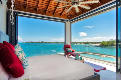 Image de Nouvelle villa de plage privée de luxe ultra moderne de 6 chambres.