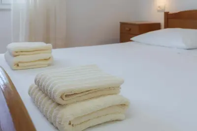 Image de Appartement de deux chambres avec la terrasse et la vue sur le mer Duce, Omis (A-18155-b)