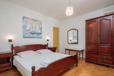 Image de Appartement de deux chambres avec la terrasse et la vue sur le mer Duce, Omis (A-18155-d)