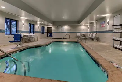 Image de Suite King. Petit déjeuner gratuit. Piscine et bain à remous. Navette aéroport. Idéal pour les voyageurs d'affaires!
