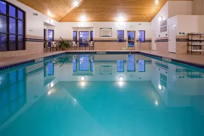 Image de Petit déjeuner gratuit. Piscine et bain à remous. Gym. Super endroit! Près de Albertville Premium Outlets