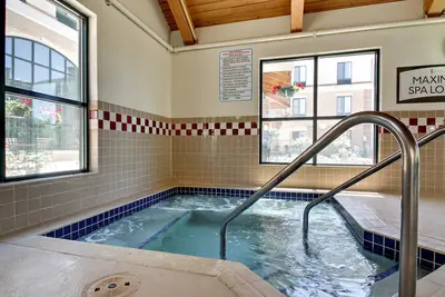 Image de Petit déjeuner gratuit. Piscine et bain à remous. Emplacement du centre-ville. Près de l'Université du Wisconsin-Madison!