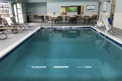Image de Petit déjeuner gratuit. Piscine avec toboggan. Près des jardins botaniques d'Olbrich!