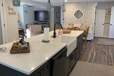 Image de Dog Friendly 3b/3. 5Bath, close to wineries, Lake Erie, parks, beaches and more!