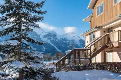 Image de Tout neuf! 2 condos côte à côte avec bain à remous + vues épiques + laissez-passer de parc Gratuit
