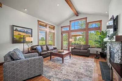 Image de Confortable et animaux de compagnie Caldera Springs cabine, bain à remous et vue sur le parcours de golf!