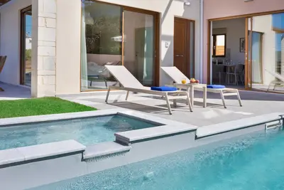 Image de Brand new villa, 300m from the Beach, Shops & Restaurants, with private Pool