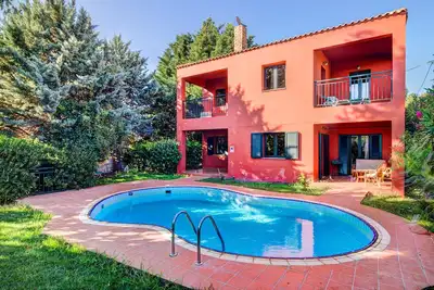 Image de Villa paisible de deux étages avec une esthétique traditionnelle