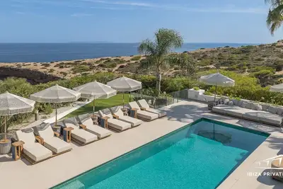 Image de Villa luxueuse avec baie privée, piscine, terrasse et vues magnifiques