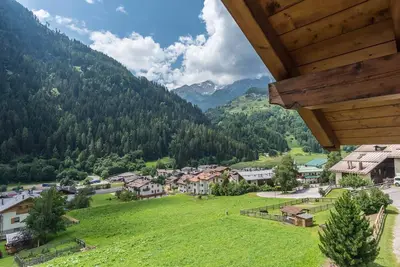Image de Appartement de vacances \"Bamby - Vioz\" avec balcon, vue sur le jardin et la montagne