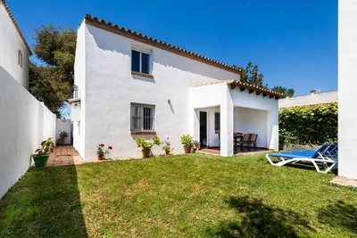 Image de Elegant Home Close to Beaches with Wi-Fi, Garden, Patio and Outdoor Shower; Parking Available