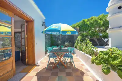 Image de Maison de vacances \"Villa Jupe\" avec terrasses, jardin, vues sur l'océan/les montagnes et Wi-Fi