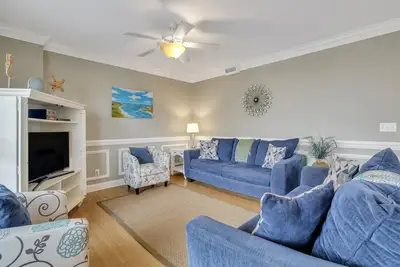 Image de Nouveau! Condo spacieux à distance de marche de la plage la plus populaire de Tybee