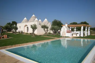 Image de Villa de luxe \"Trulli Terrarossa\" dans le style des Pouilles avec piscine