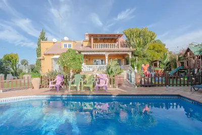 Image de Superbe maison de vacances \"Villa Felicity\" avec vue sur la montagne et la mer, Wi-Fi et piscine