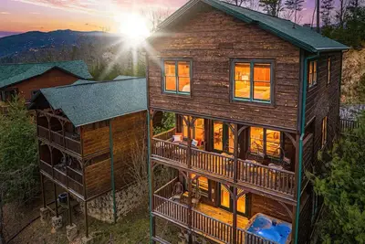 Image de Escapade à Gatlinburg ★ Vues Incroyables ★ Cabine de ferme moderne améliorée ★ Up the Ante Tn