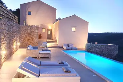 Image de Villa Albatros élégante avec piscine à débordement et vues spectaculaires à Syvota Lefkada