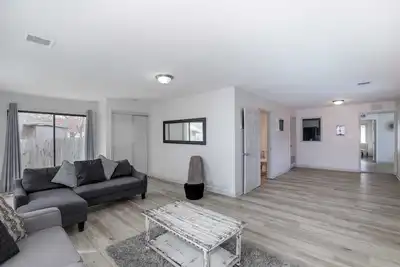 Image de Spacieux West Side Home loin de chez vous!