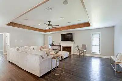 Image de Huge Trendy Remodeled 4 Bdrm 2 Bath Home Restaurants Shopping I-10<br>10 min to Lsu