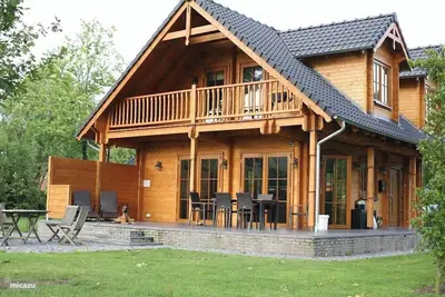 Image de Villa Dirk en bois avec Wi-Fi, jardin, balcon, terrasse et sauna