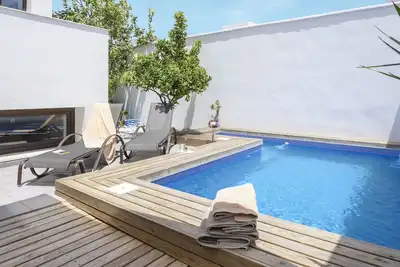Image de Maison moderne près de la plage avec piscine, terrasse sur le toit, Wi-Fi et climatisation