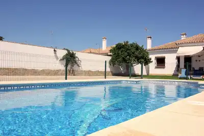 Image de Belle maison avec grande piscine, patio, jardin et Wi-Fi - Rocío 2