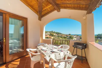 Image de Appartement proche de la plage avec balcon, vue sur mer et climatisation