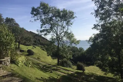 Image de Petit chalet avec vue magnifique sur la mer depuis la terrasse, pour 2 à 4 adultes