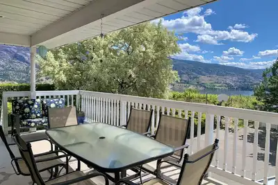 Image de Magnifique vue sur le lac Skaha à gogo, vue sur la montagne depuis un vignoble / verger privé