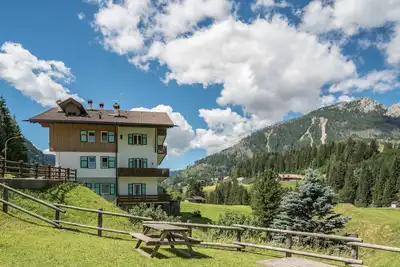 Image de Charmant appartement de vacances \"Appartamento Catinaccio\" ) avec vue sur la montagne