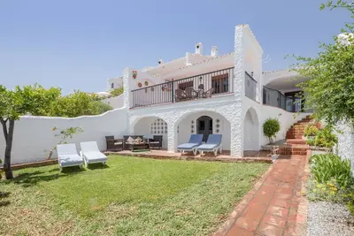 Image de Maison \"Nerja Capistrano Villa\" avec vue sur la mer, Wi-Fi, jardin, terrasse et piscine partagée.