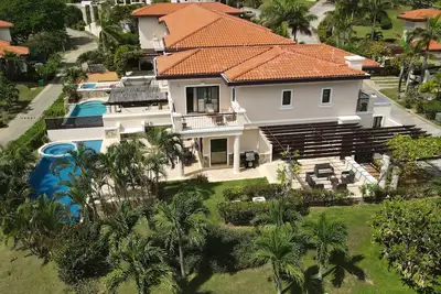 Image de Maison de ville de luxe dans la prestigieuse baie de Pristine, domicile du terrain de golf Black Pearl