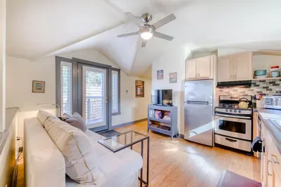 Studio contemporain acceptant les chiens avec câble, WiFi et balcon privé!