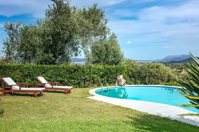 Villa Peditoltu avec vue sur la mer, vue sur les montagnes, jardin, piscine et terrasse.