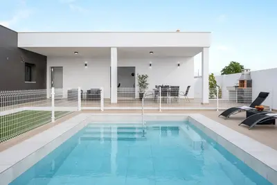 Image de Belle villa Sandra (familles seulement) avec piscine, climatisation et terrasses