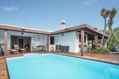 Villa Ana de style avec Wi-Fi, jardin, terrasse et piscine ; parking disponible