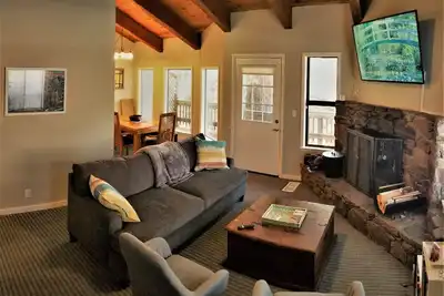 Image de Nouveau! Maison de ville privée 3bd / 2ba près de Heavenly et Tahoe Rim Trail
