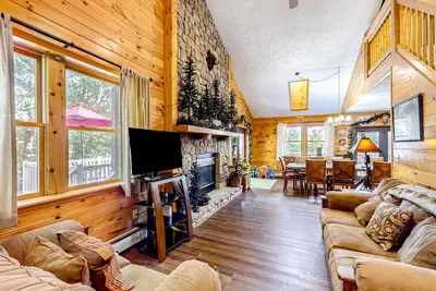 Image de Nouvelle Liste! Superbe maison avec vue sur le lac, foyer, bain à remous-Dog-friendly!