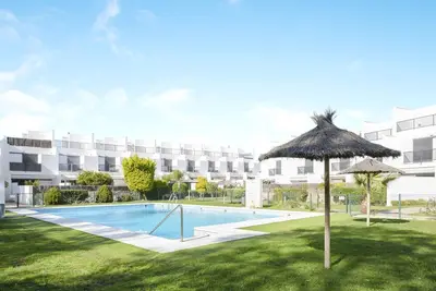 Image de Maison de vacances \"Paula\" près de la plage avec terrasse, piscine et climatisation