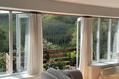 Image de Little Winters Cottage est léger et confortable avec beaucoup de style