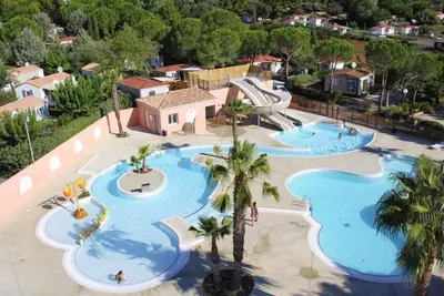 Image de Mobil-home Ă Bessan avec piscine commune