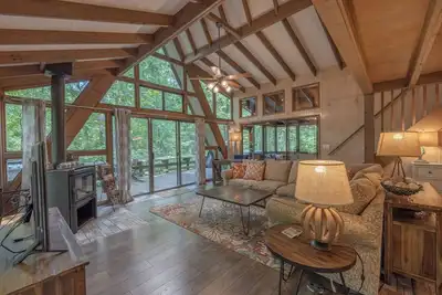 Image de Chalet confortable de 3 chambres et 2 salles de bains situé au bord du lac Alpine