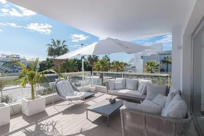 Image de 10 - Jade Beach Designer apartment