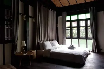 Image de De confortables villas en bois de style thaïlandais à Thapae privé vous feront vous sentir chez vous.