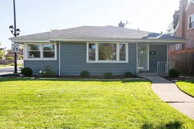 Image de Maison meublée récemment rénovée à Elmhurst