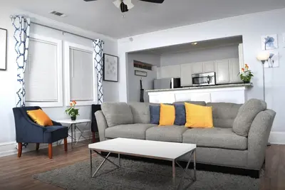 Image de Maison confortable de 3 chambres. À quelques minutes du centre-ville et du stade Mercedes Benz.