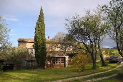 Image de Le Cyprès - Ancienne ferme provençale avec terrasse couverte et grand jardin